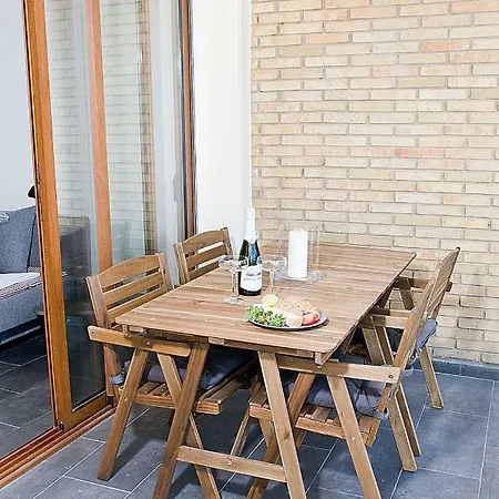 公寓 Beautiful With Balcony And Pool. *